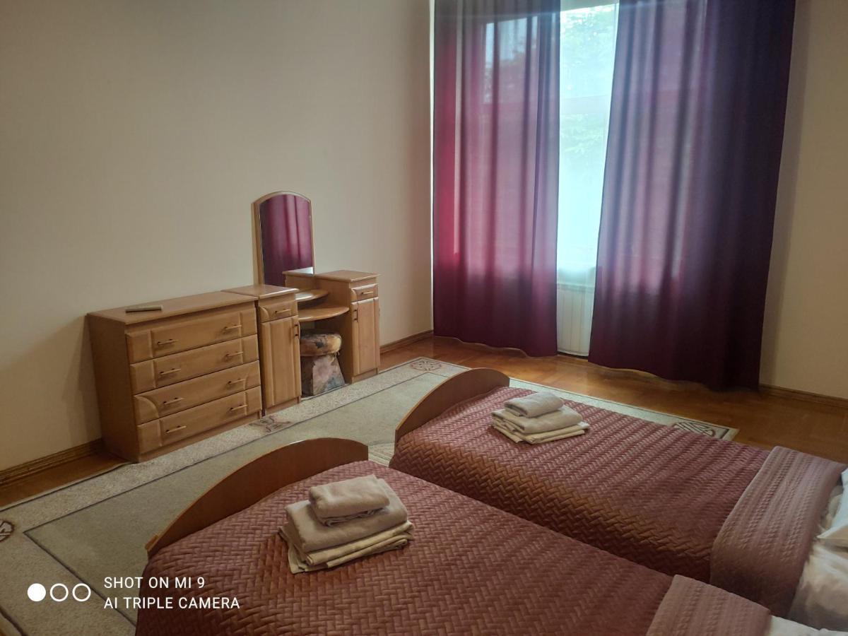 Apartments Domovik ,Kirilla I Mefodiya, 5 ムカチェヴォ エクステリア 写真