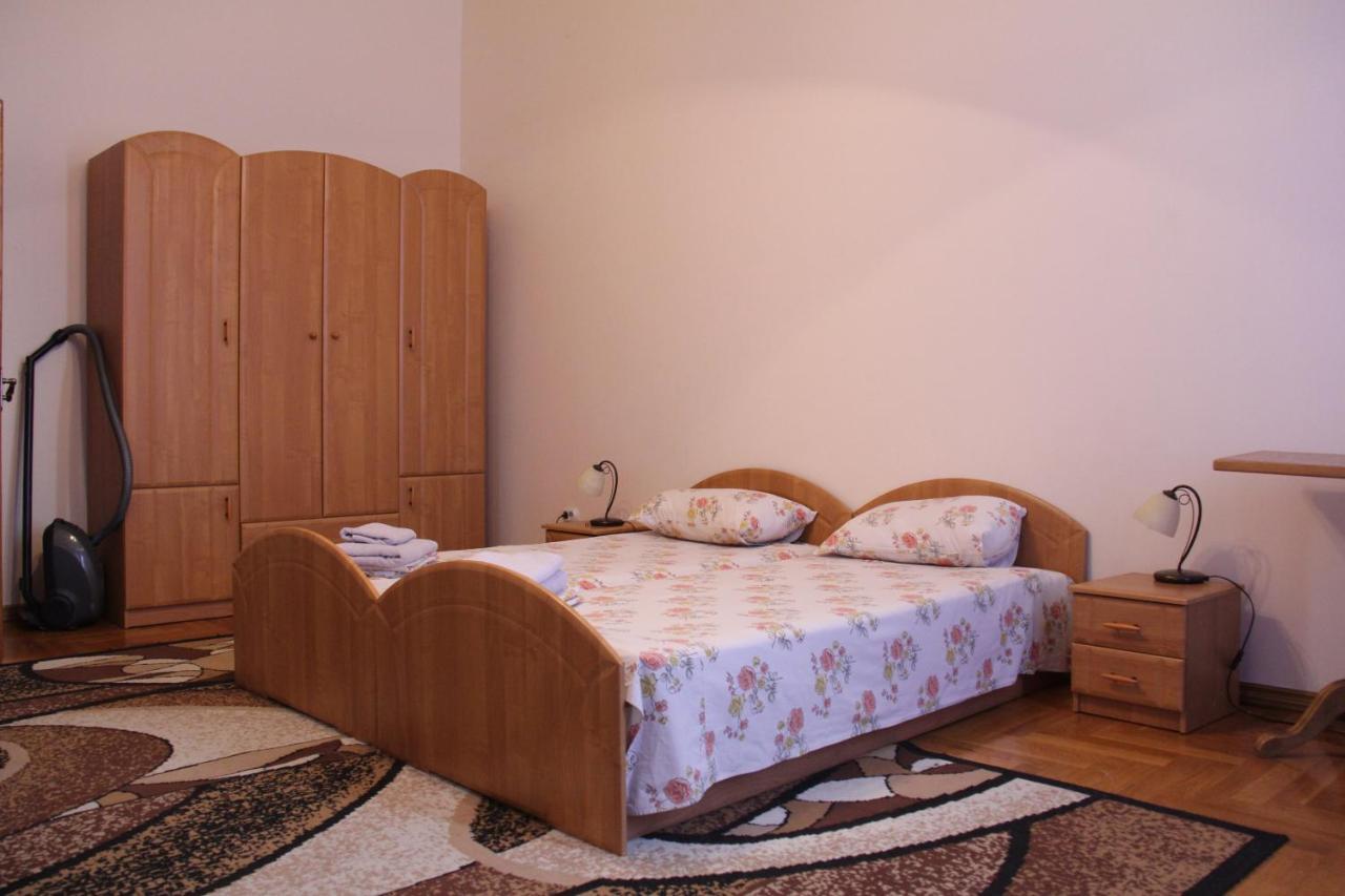 Apartments Domovik ,Kirilla I Mefodiya, 5 ムカチェヴォ エクステリア 写真