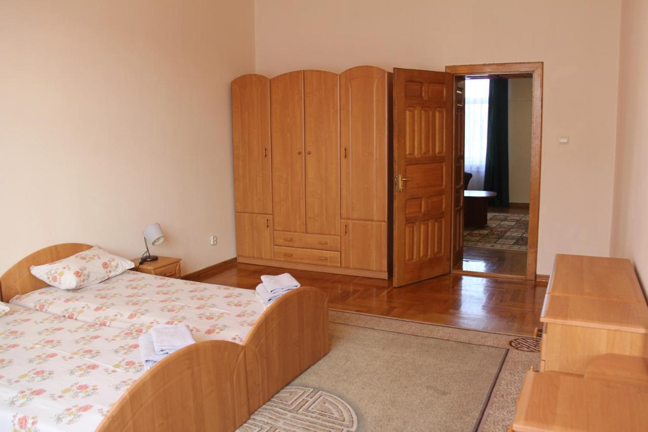 Apartments Domovik ,Kirilla I Mefodiya, 5 ムカチェヴォ エクステリア 写真