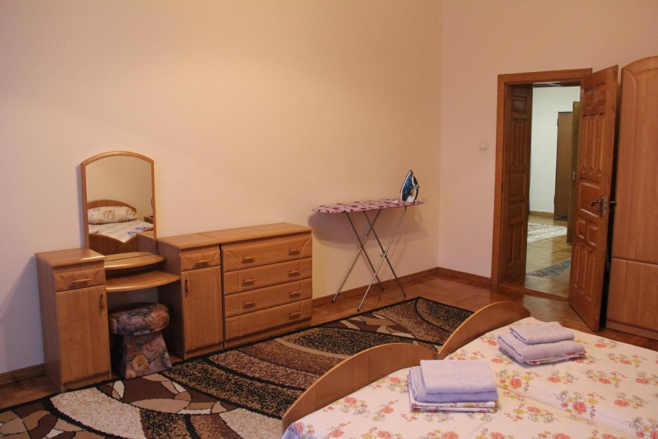 Apartments Domovik ,Kirilla I Mefodiya, 5 ムカチェヴォ エクステリア 写真